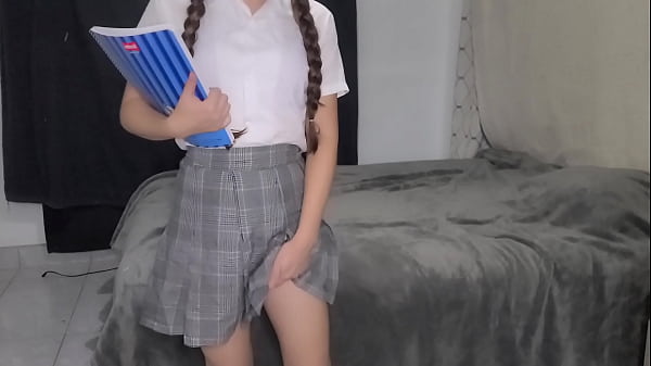Que edad tiene PEQUEÑA y tierna ALUMNA colegiala de_CDMX va_a casa de el profesor pervertidoy hace_todo lo_que el pervertido dice estudiante se masturba para el profesor