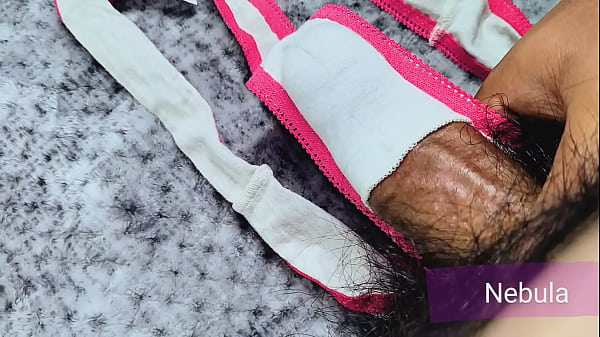 Me masturbé_y corrísobre la tanga_de flores rosas_de mi novia