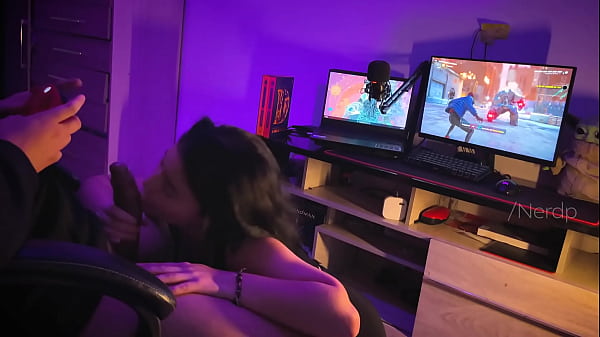 Minha amiga_me viu_jogando_mas ela_queria gozada na_cara e_que eu comesse ela a noite toda