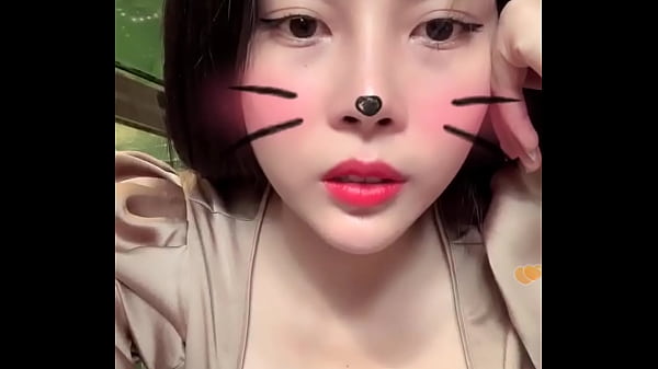 Cô gáimèo vú to trắng bigo live