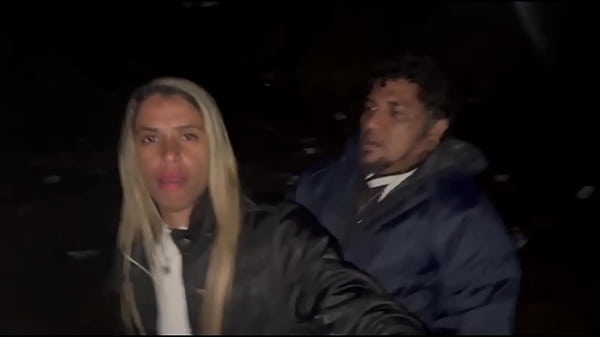 ESPOSA DANDO PRO AMIGO DO CORNO NA_PRAIA