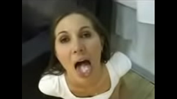 BUENANAL ENUN SOFAA UNA PUTA TRAGA LECHE