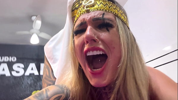 Nossa qui sensaçãomaravilhosa senti o paupulsando dentrode mim_bem na hora que_ele vai_gozar tudo dentro da minha buceta e no cuzinho enão tira por nada