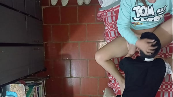 CAMARA graba como EL HIJASTRO MAYOR tiene relaciones SEXUALES CON SU MADRASTRA -la camara esta_puesta en el techo y ellos estaban follando